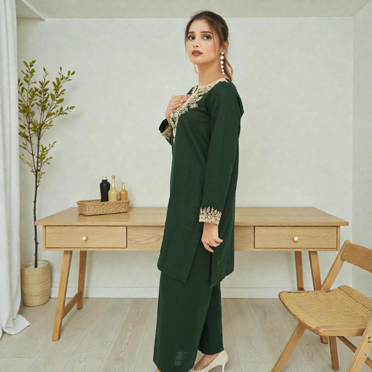 Emerald Motif – 2-Piece Kashmiri Embroidered Slub Lawn Suit
