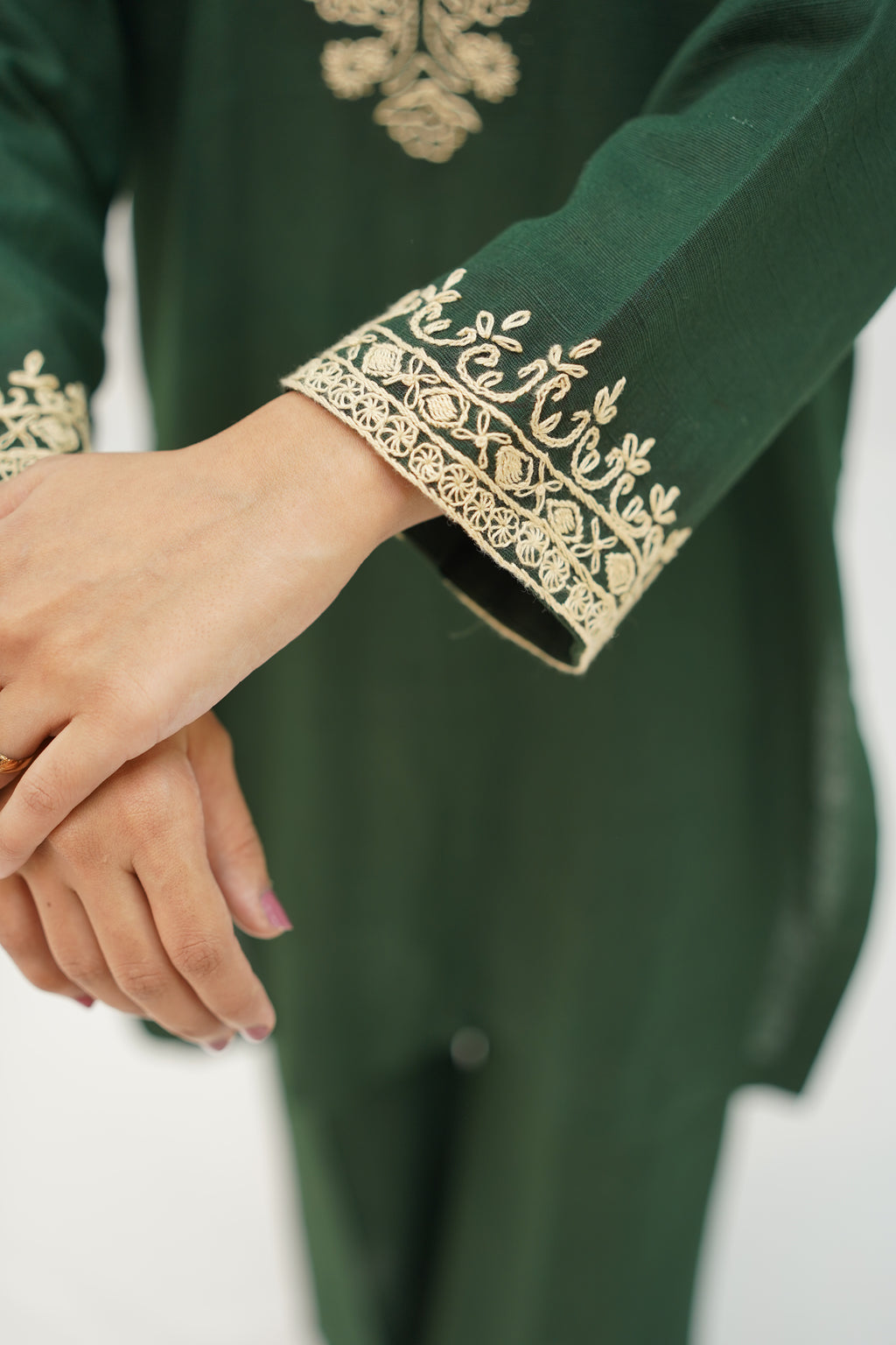 Emerald Motif – 2-Piece Kashmiri Embroidered Slub Lawn Suit